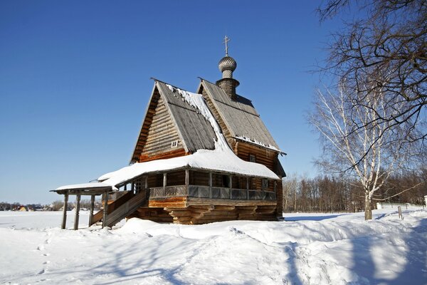 Vieux temple en hiver