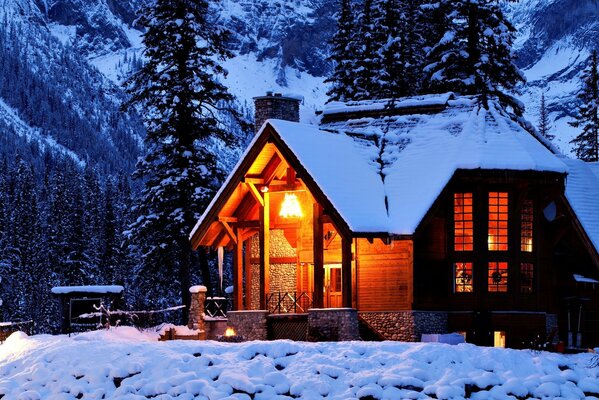 Ein Haus, das in eine Winternacht gehüllt ist