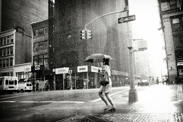 Photo noir et blanc d une jeune fille sous la pluie