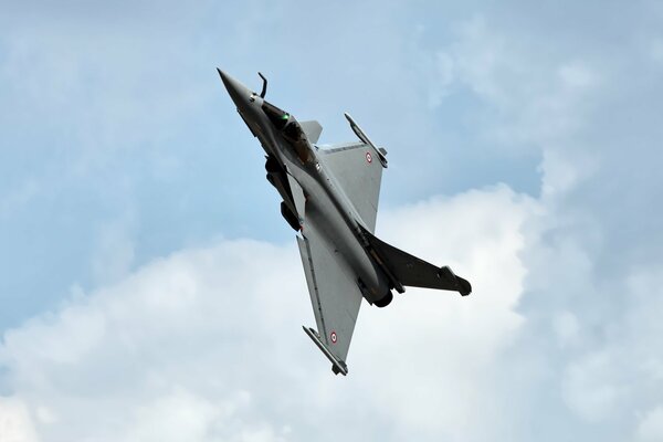 Le chasseur polyvalent dassault rafale dans les nuages