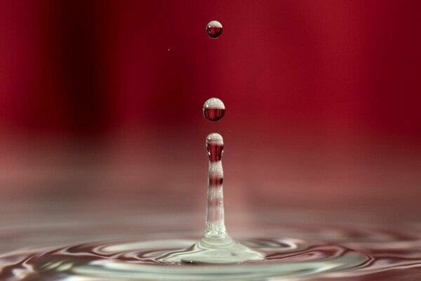 Türmchen aus einem Spritzer Wasser mit einem gefrorenen Tröpfchen