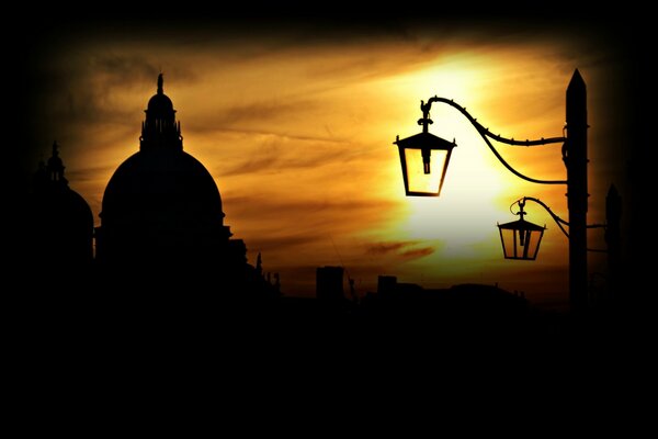 Der schmale Sonnenuntergang und der unglaubliche Himmel in Venedig