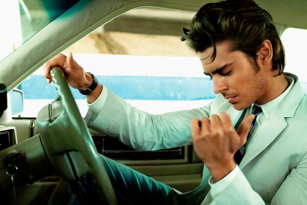 Zac Efron avec une frange de style Elvis Presley