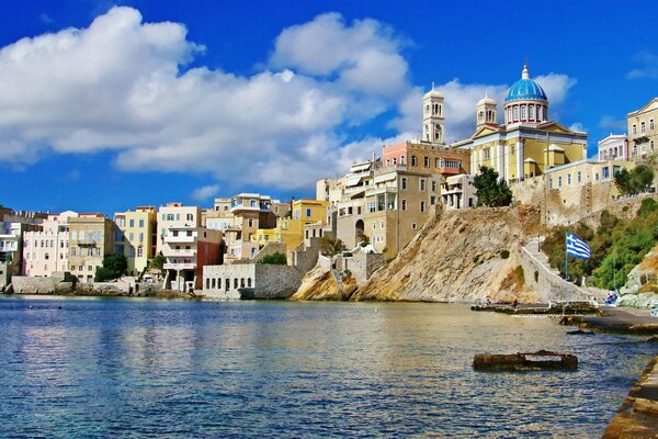 Панорама греческого города на побережье моря
