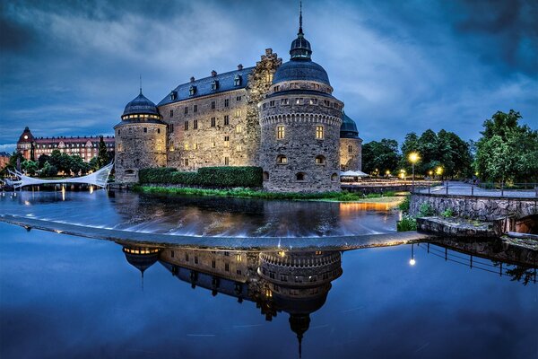 Architektura Szwecji. Zamek Örebro na wodzie. Nocny zamek Örebro