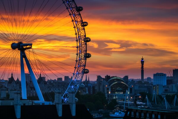 Rueda de la fortuna al atardecer en Londres