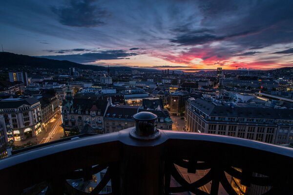 Vista desde el balcón de la ciudad de la tarde con la puesta del sol