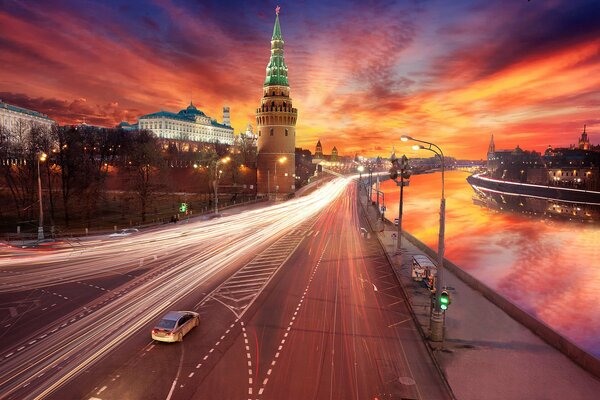 Strada notturna vicino al fiume Moscova