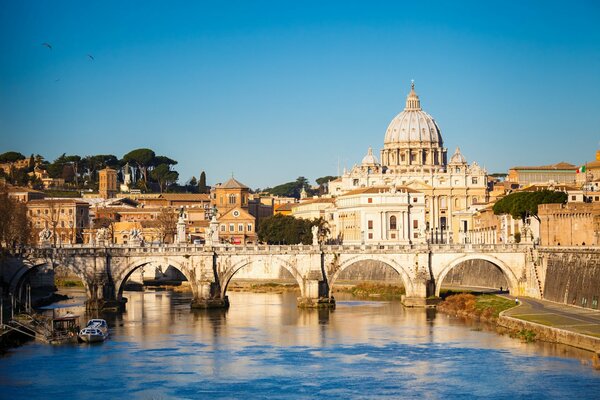 Puente sobre el río en la ciudad de Roma