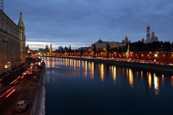 Night Moscow lights up the embankment