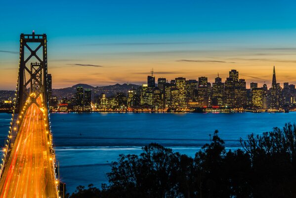 Ponte sospeso di San Francisco al crepuscolo