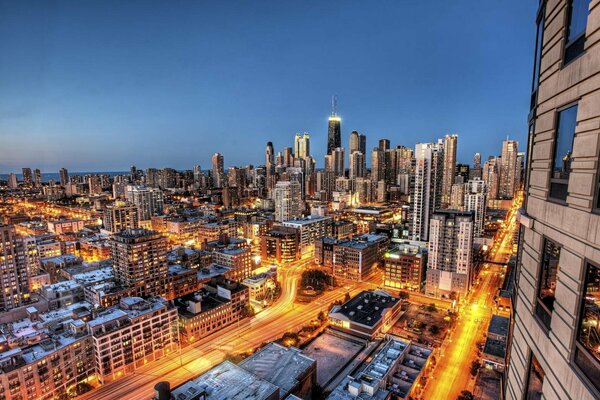 Vista nocturna de Chicago desde la ventana de un rascacielos