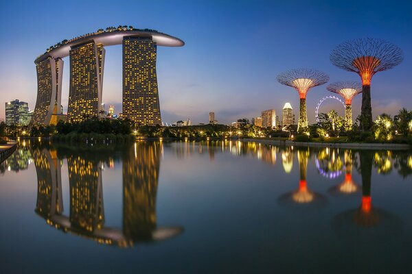 Ночной Сингапур, отражение города в море