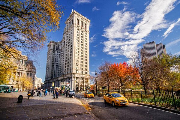 Les gens marchent à travers le parc automnal de Manhattan