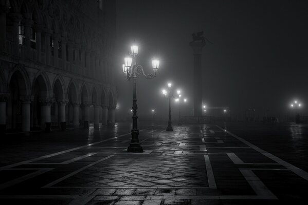 Rue noir et blanc dans le brouillard de la place Saint-Marc