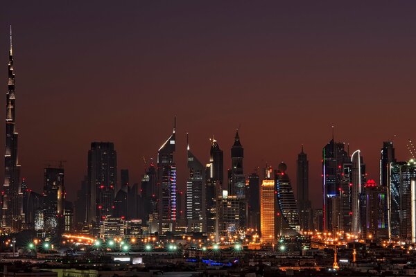 Dubai por la noche. Rascacielos De Dubai. Emiratos Árabes Unidos por la noche