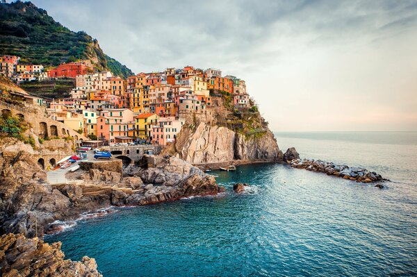 Case sulle rocce vicino al mare paesaggio