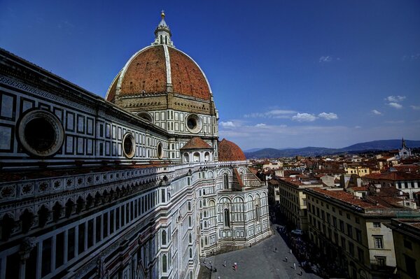 Side view of the Basilica of Santa Maria del Fiore