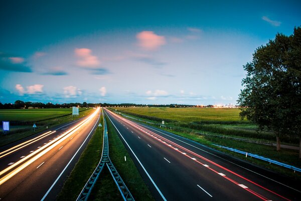 Luces de otoño de la carretera de la tarde en los países bajos