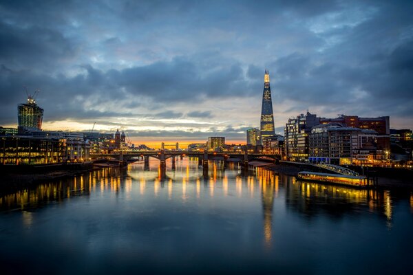 Luces de noche brillantes en Inglaterra