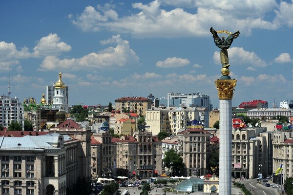 Zentrum der Ukraine Statue auf einer Säule