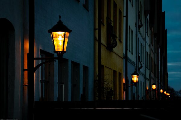 Calle de las luces nocturnas en Suecia