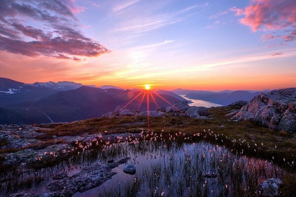 Beau coucher de soleil avec des nuages dans les montagnes