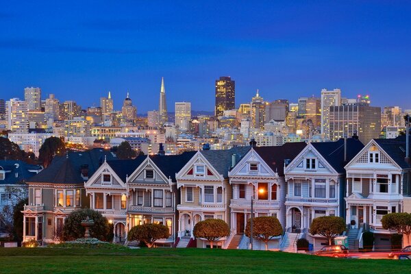 Architettura del paesaggio di San Francisco in una luminosa giornata estiva