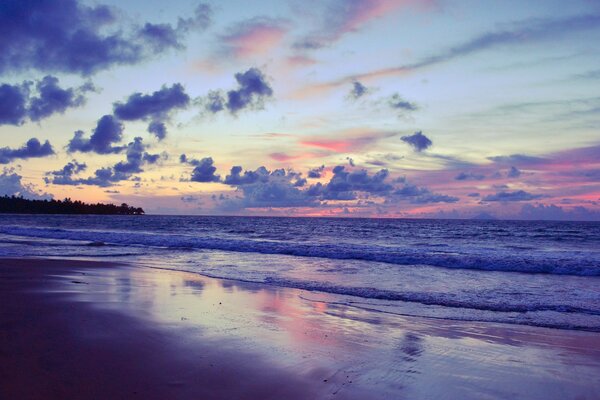 Schöne Wolken und Sonnenuntergang am Strand