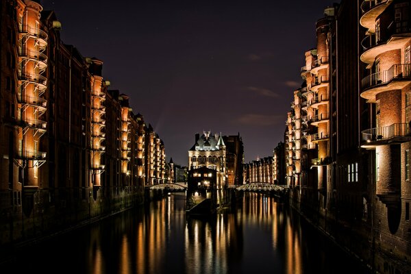 Reflexion des Nachtschlosses auf dem Wasser