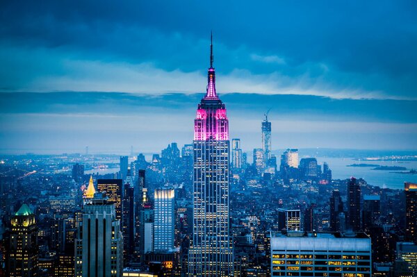 Grattacieli di New York sullo sfondo del cielo serale