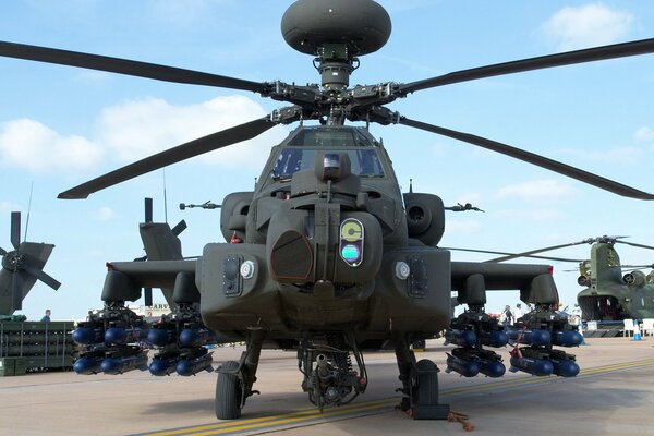 Hélicoptère ah-64 puissant à la station d hélicoptère