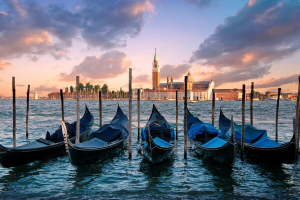 Góndolas en el mar en Venecia