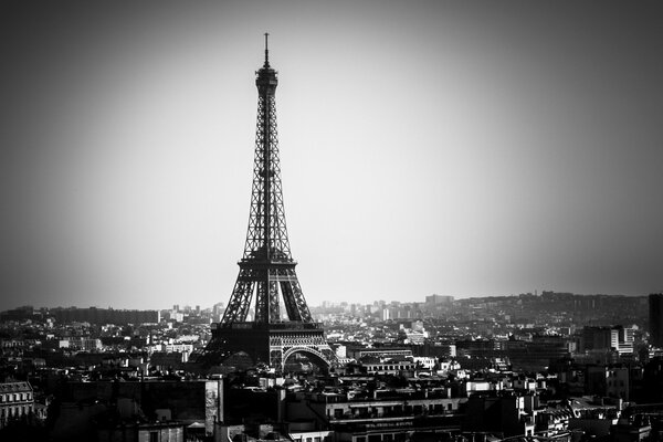 Foto della Torre Eiffel nella città di Parigi nei toni del grigio