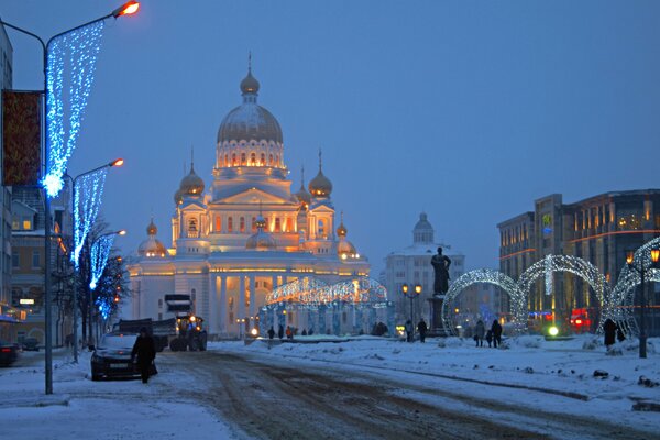 Catedral en Rusia. Saransk en invierno. Catedral de invierno