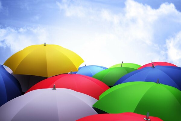 Яркие разноцветные зонты на фоне неба