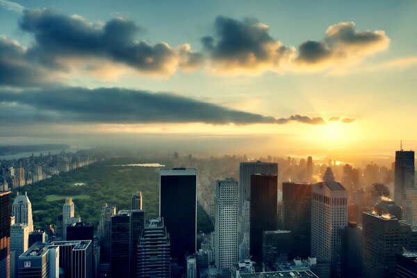 Puesta de sol y nubes de nueva York