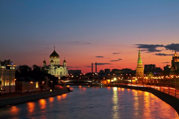 Die Stadt Moskau, die Christus-Erlöser-Kirche vor dem Hintergrund des Sonnenuntergangs und des Flusses Moskau