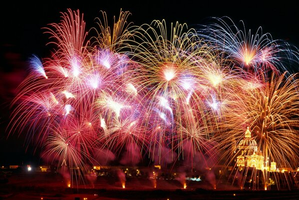 Fuegos artificiales por la noche. Fiesta en la ciudad