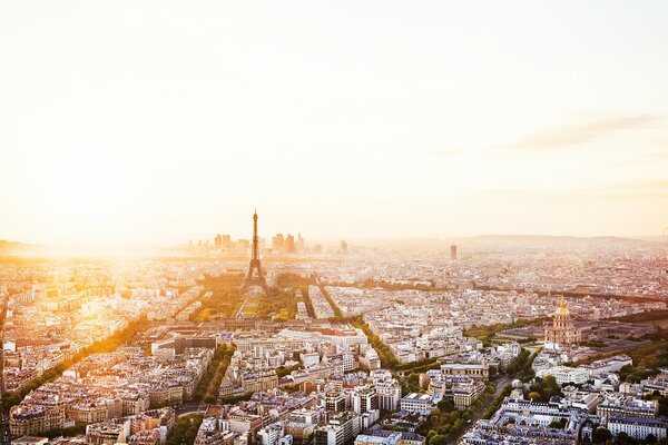 La torre Eiffel en el sol naciente