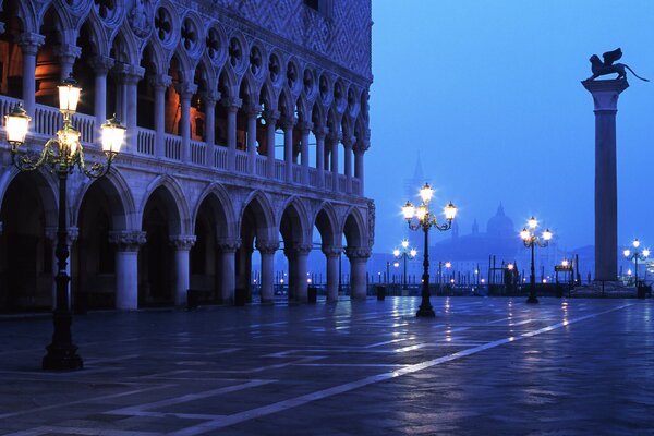 Piazzetta y el León veneciano a la luz de las luces de la noche, ciudad de Venecia, Italia