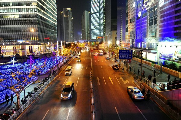 Geschäftige Straße in Shanghai in der Nacht