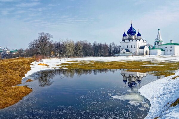 Iglesia Ortodoxa a orillas del río