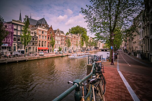 Canal fluvial d Amsterdam avec des maisons