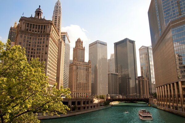 Die Stadt Chicago in den USA mit Hochhäusern am Fluss