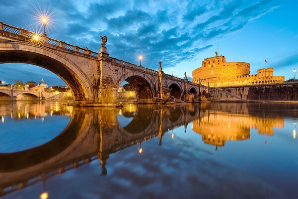 Мост святого ангела в вечерней Италии