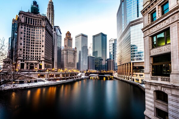 Invierno Chicago en el río con rascacielos