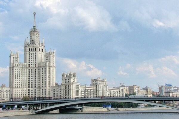 Bâtiment à Moscou. Rivière avec pont