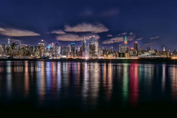Ночной Нью-Йорк в США. Отражение города в реке