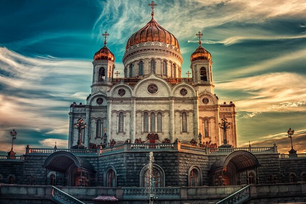 Hermosa catedral bajo un hermoso cielo